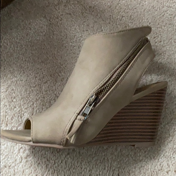 Tan suede Brash open toe bootie. Size 6 - Picture 8 of 8